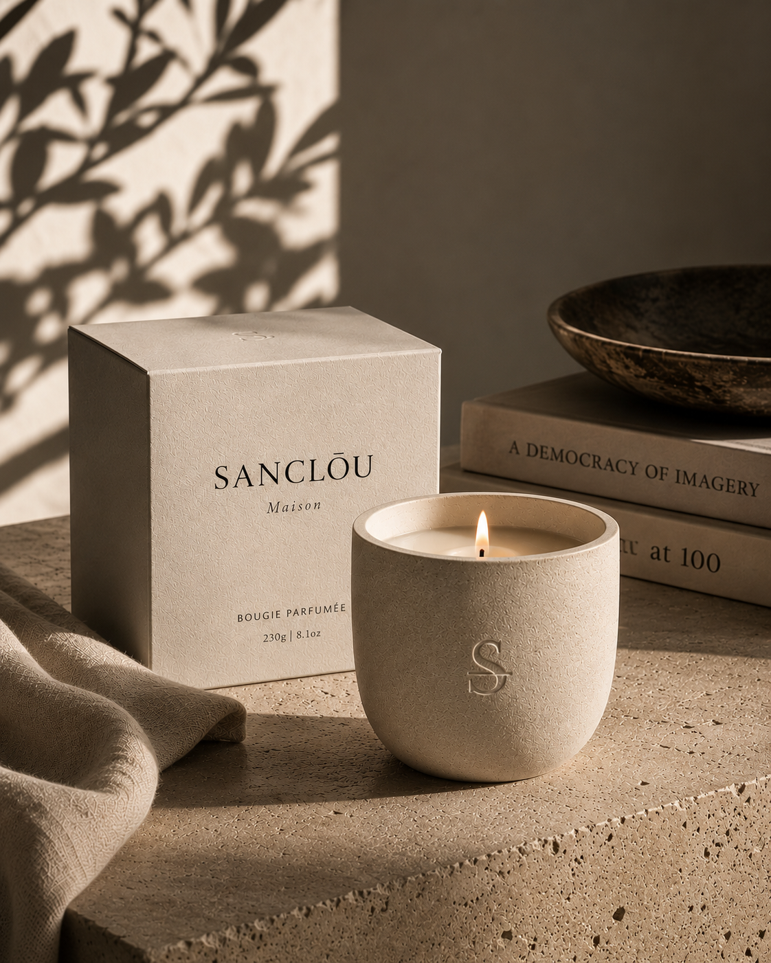 Composição editorial SANCLŌU Maison com vela perfumada